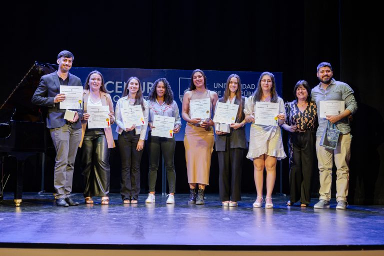 Una noche de celebración, arte y emociones: ceremonia de entrega de títulos universitarios en el Teatro Escayola